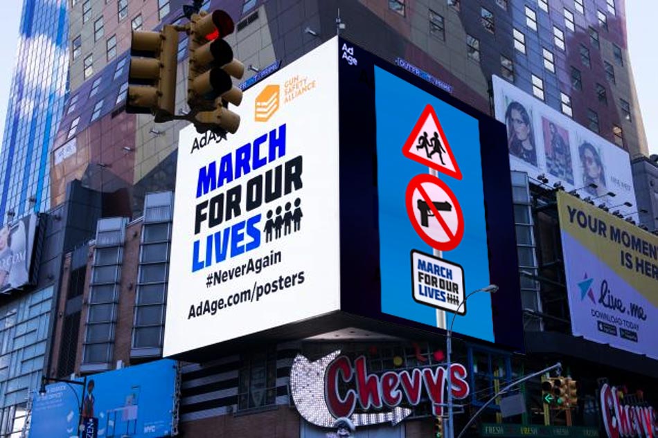 Un cartellone pubblicitario a Times Square, New York, creato da Peter Comber.
